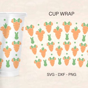 Pode incluir: Um design de embrulho de copo branco com cenouras laranja com la&ccedil;os verdes e silhuetas de coelhos verdes. As palavras "CUP WRAP" e "SVG - DXF - PNG" tamb&eacute;m s&atilde;o vis&iacute;veis. Perfeito para artesanato com tema de P&aacute;scoa.