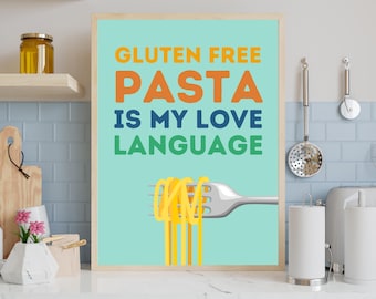 Può includere: Una stampa incorniciata con la scritta "GLUTEN FREE PASTA IS MY LOVE LANGUAGE" in arancione e verde. Una forchetta con spaghetti gialli in basso. Lo sfondo è di colore verde acqua chiaro.