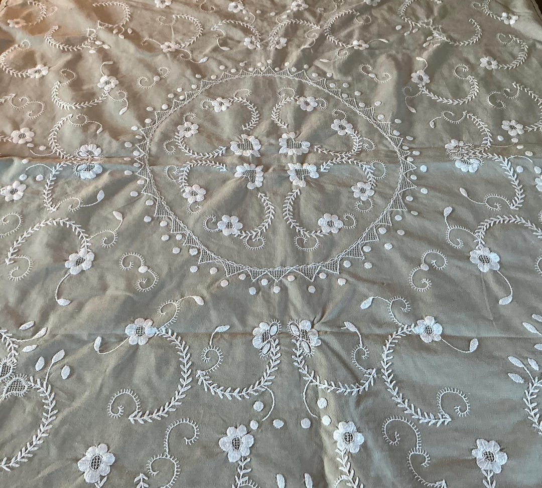 特大サイズ　フランスヴィンテージ 花柄　手刺繍 テーブルクロス　175×253 ヴィンテージの手刺繍の花柄テーブルクロス - Etsy 日本
