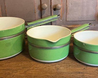 Drie vintage Franse aluminietgroene keramische pannen, art-decoperiode.