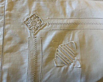 Ein großartiger Vintage französischer großer quadratischer monogrammer Kissenbezug / Kissenbezug mit Handstickerei.