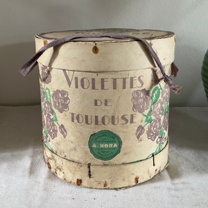 Een prachtige antieke Franse Violettes de Toulouse-bloembak, circa 1910