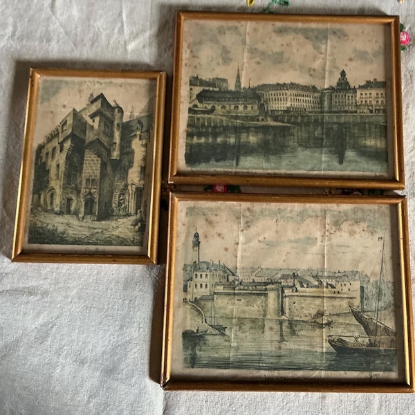 Trois gravures anciennes, françaises, gravées en couleur, encadrées dans des cadres dorés.