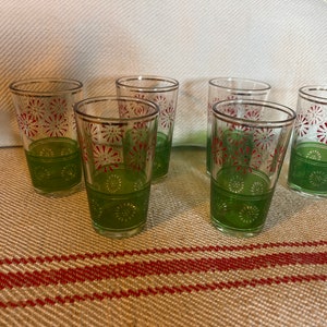Juego de seis vasos antiguos franceses para licor, chupito, aperitivo y digestivo esmaltados y pintados a mano.