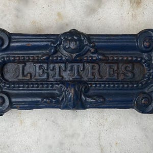Placa, ranura y buzón antiguos de la época victoriana francesa para cartas.