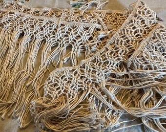 Precioso ribete largo de macramé anudado de algodón beige francés antiguo.