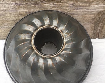 Antieke vintage Franse grote metalen Bundt cake, jelly pan mal donut mal.