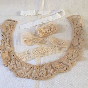 Mélange de dentelle vintage française faite main et d&#39;un col magnifiquement travaillé, absolument fabuleux