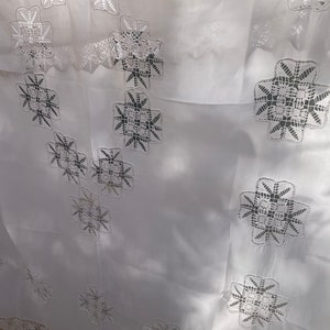 Exquisite Vintage handmade  lace table cloth