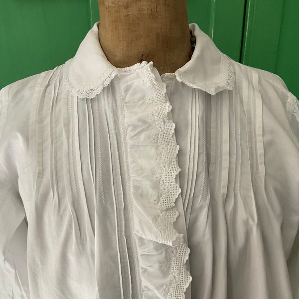 Fabuleuse chemise de nuit antique française brodée à la main