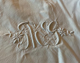 Ett fantastiskt vintage franskt stort fyrkantigt monogramformat örngott/kuddfodral med handbroderi.