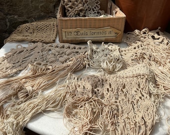Splendidi pezzi antichi francesi in macramè finemente annodati, conservati in un'antica scatola per uova.