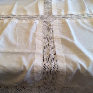 Vintage hand crocheted lace table cloth