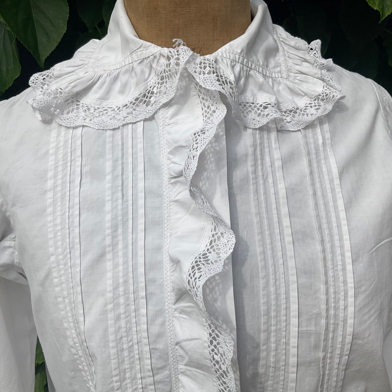 [minoi × TRICOTÉ]<br>VINTAGE LACE GATHER BLOUSE