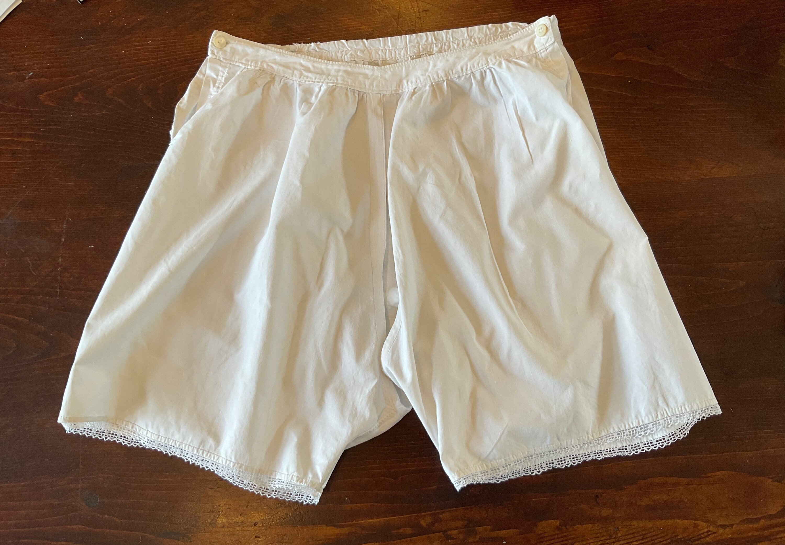 Pantalones bombachos antiguos franceses de algodón con ribete de encaje, principios del siglo XX