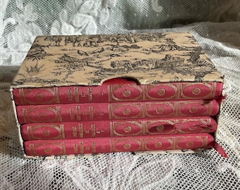 Vintage vierbändige kleine französische romantische Gedichtsammlung in dekorativer Schuberbox, fabelhafte Dekoration.