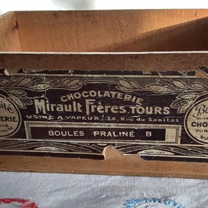 Petite caisse/boîte publicitaire vintage française en bois de chocolats.