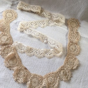 Mélange de dentelle vintage française faite main et d&#39;un col magnifiquement travaillé, absolument fabuleux