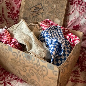 Schitterende vintage Franse grote kartonnen doos Bon Marche met vintage inhoud.