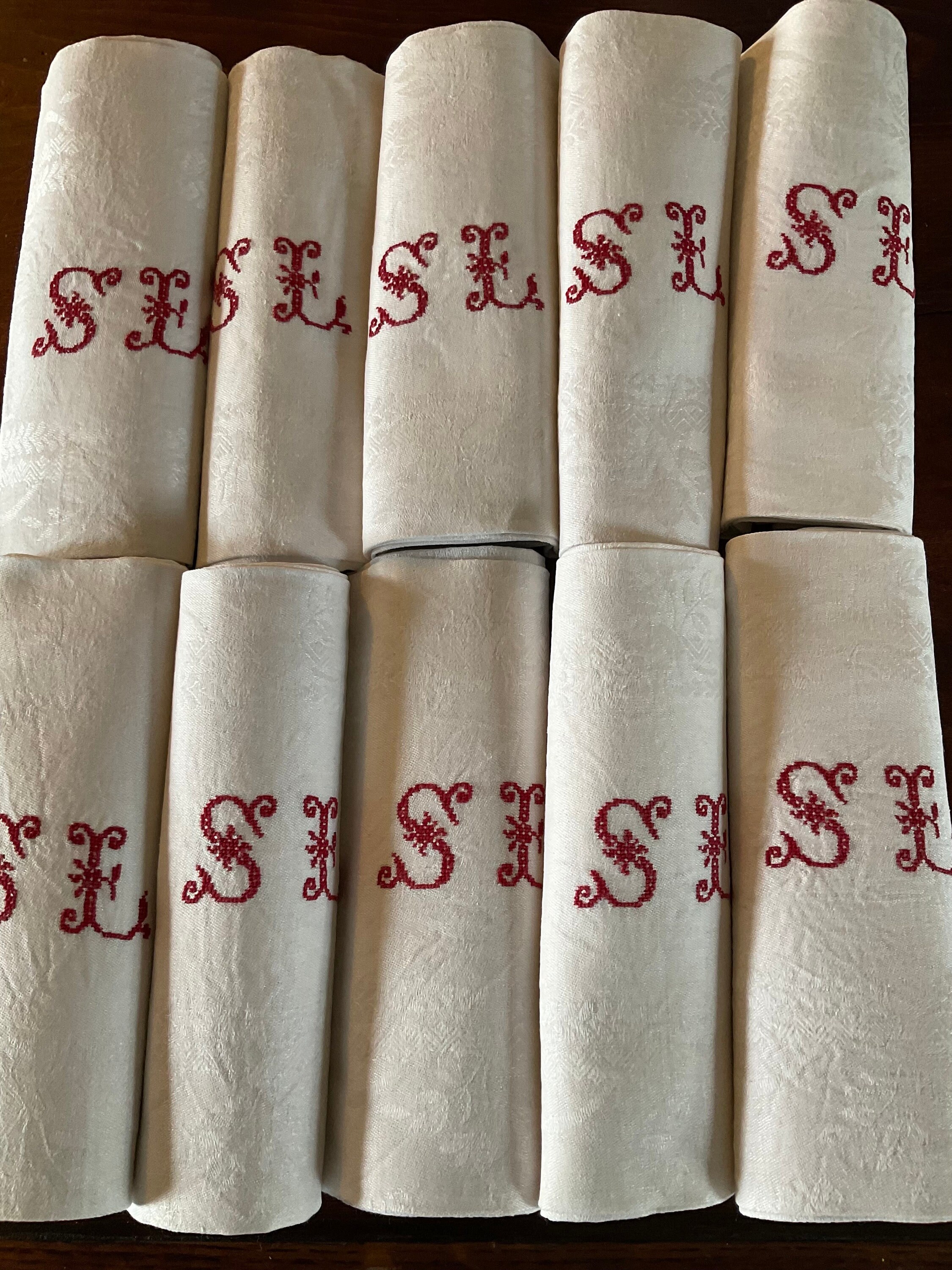 ヴィンテージのフランス製ダマスク織の手縫いの刺繍入りモノグラム  