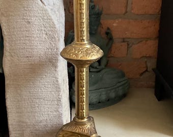 Antiker französischer großer Messing verzierter Kirchenaltar-Kerzenleuchter