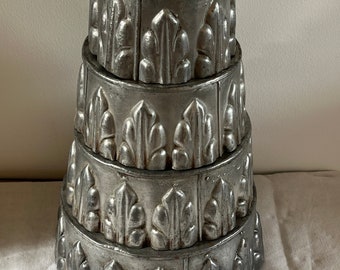 Ensemble de 4 moules à gâteau en étain vintage anciens, français, ornés de motifs, parfaits pour la pièce maîtresse/les gâteaux de mariage