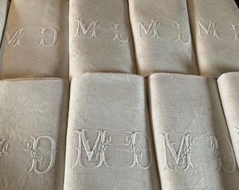 Neuf grandes serviettes en coton damassé monogrammées brodées à la main, françaises tout simplement exquises