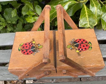 Costurero infantil francés antiguo de madera con mariquitas.