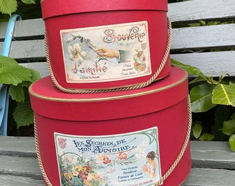 Magnífico conjunto de dos cajas decorativas para sombreros de estilo shabby chic francés.