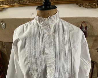 Prachtige antieke Franse geborduurde kanten blouse met monogram