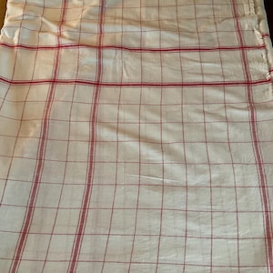 Tela vintage francesa para paño de cocina a cuadros rojos.