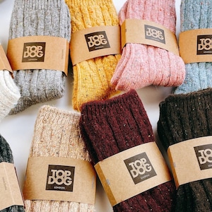 Pode incluir: Conjunto de dez pares de meias de lã coloridas com textura canelada. Cada par tem uma etiqueta de papel castanho com o texto "Top Dog London" impresso nela.
