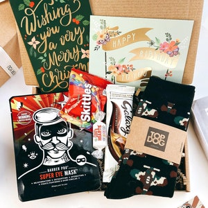 Umarmung in einer Box Geschenk für Männer, Verwöhngeschenk Box für sie, Flugzeug Socken Geschenk, Weihnachtsgeschenk Strumpffüller, personalisiertes Kartengeschenk