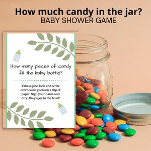 Op de afbeelding: Een baby shower-spelkaart met groene bladeren en een babyfles-afbeelding. De kaart vraagt ​​gasten om te raden hoeveel snoepjes de babyfles vullen. De kaart bevat ook instructies om hun gok op een papiertje te schrijven, hun naam te ondertekenen en het papiertje in een kom te doen.
