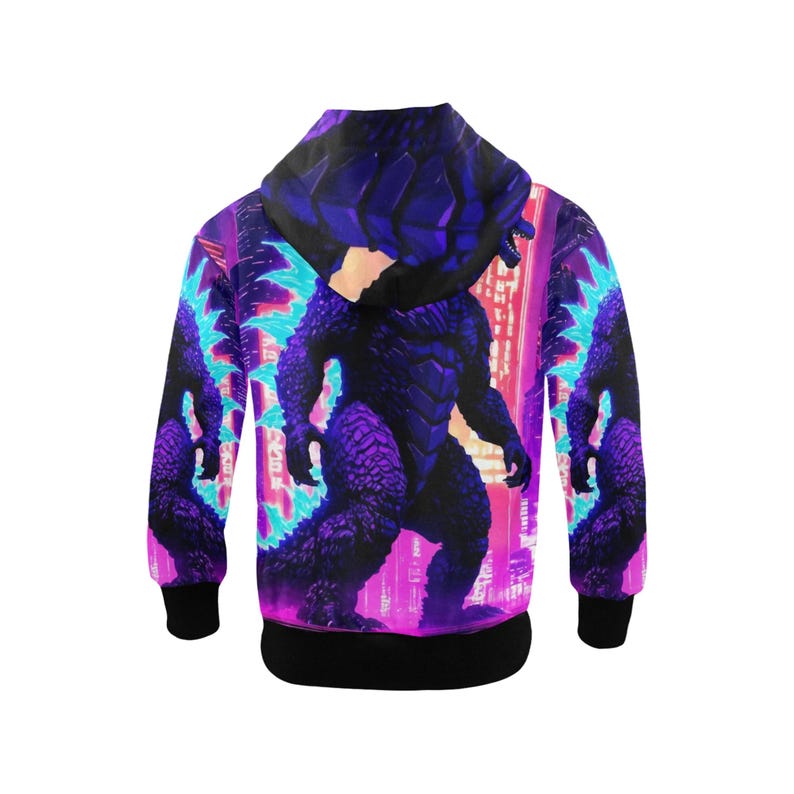Op de afbeelding: Een zwart hoodie met een paarse en blauwe Godzilla-grafische print. De print toont Godzilla die in een stad staat met neonlichten.