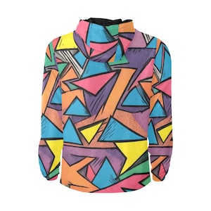 Könnte beinhalten: Eine bunte Kapuzenjacke mit einem geometrischen Muster aus Dreiecken in Blautönen, Rosa, Gelb, Orange, Grün und Lila.