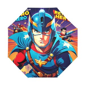 Puede incluir: Un paraguas de superhéroe azul y rojo con una imagen de dibujos animados de un superhéroe con un casco y una capa azules. El texto "Retro Hero" está impreso en el paraguas.