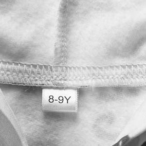 Op de afbeelding: Witte hoodie met een maatlabel met de tekst "8-9Y".