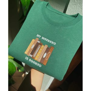 brodé Mon week-end est réservé | ras du cou livresque | Cadeau pour amoureux des livres | Marchandise du livre | Cadeau lecteur | Sweatshirt livresque | Marque-page