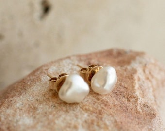 Orecchini a bottone con perle delicate di Tikam Gems - Orecchini a bottone con perle Keshi d'acqua dolce - Piccoli orecchini a bottone con perle barocche - Gioielli di perle di tutti i giorni