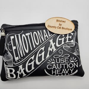 Bolso tipo cartera con diseño de bolsa de equipaje emocional