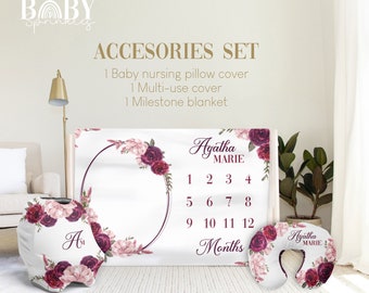 Può includere: Un set di accessori per neonati con un motivo floreale con fiori color borgogna e rosa. Il set include una fodera per cuscino da allattamento, una fodera multiuso e una coperta per i traguardi. La coperta presenta un cerchio con i numeri da 1 a 12 per tenere traccia della crescita del bambino e il nome "Agatha Marie" in un carattere corsivo.