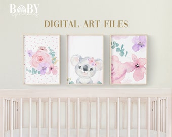 Op de afbeelding: Drie digitale kunstprints voor een babykamer. De prints tonen een roze en paarse bloemenprint, een koala met een bloemenkroon en een roze en paarse bloemenprint met eucalyptusbladeren.