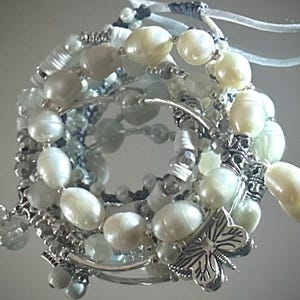 Stapel van 5 armbanden met echte grote zoetwaterparels