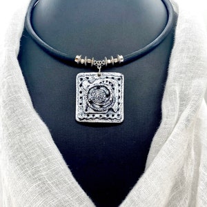 Collar de caucho contemporáneo