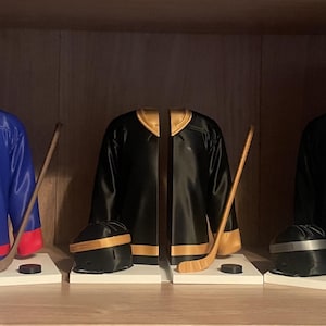 Sujetalibros con temática de romance y hockey, rivalidad intensa, ambiente fuera del campus, decoración literaria, romance, decoración de estantería impresa en 3D.