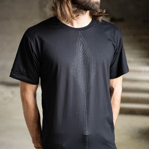 Camiseta geométrica negra para hombre Patrón Shipibo Ropa alternativa para hombre Ropa urbana urbana Estilo futurista Camiseta gráfica imagen 1