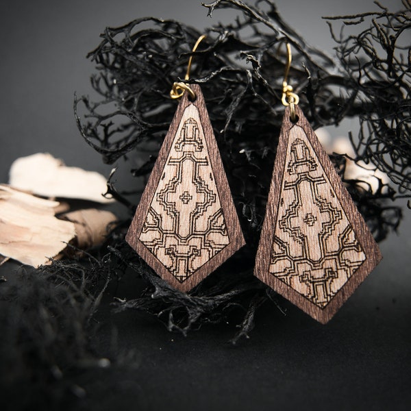 Boucles d'oreilles Shipibo en bois, motif sacré gravé, attaches en métal argenté ou doré