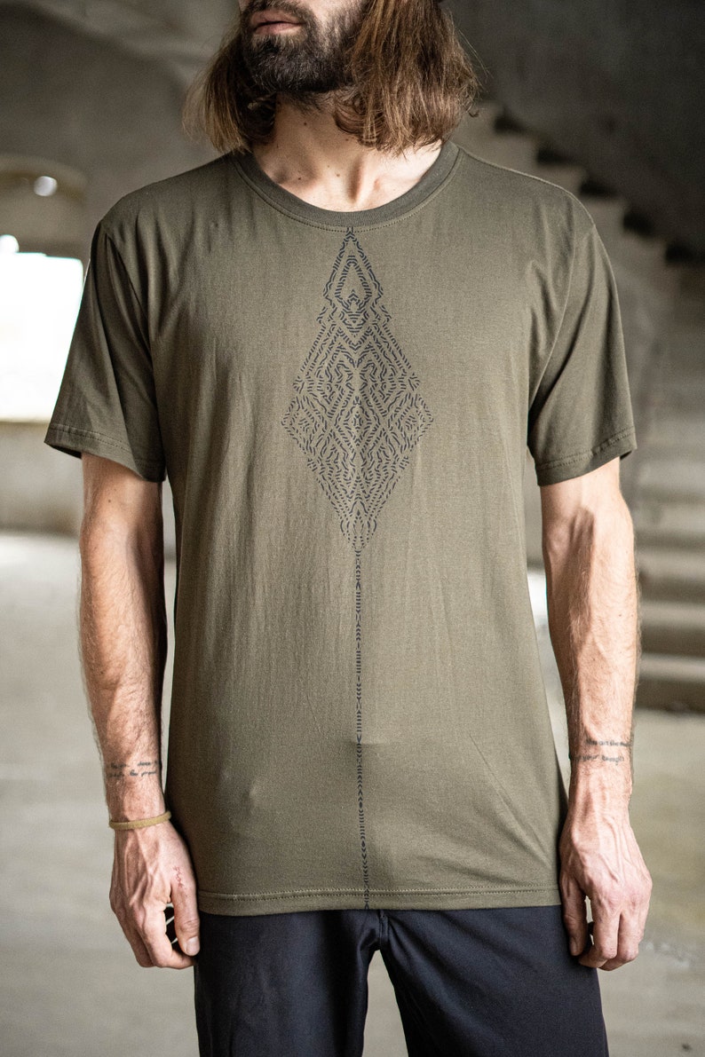 Camiseta geométrica verde para hombre Camisa estampada Shipibo Camiseta de algodón Ropa alternativa Estilo Urban Street Wear Camiseta Trance imagen 7