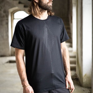 Camiseta geométrica negra para hombre Patrón Shipibo Ropa alternativa para hombre Ropa urbana urbana Estilo futurista Camiseta gráfica imagen 5